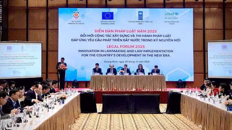 Quang cảnh Diễn đàn.