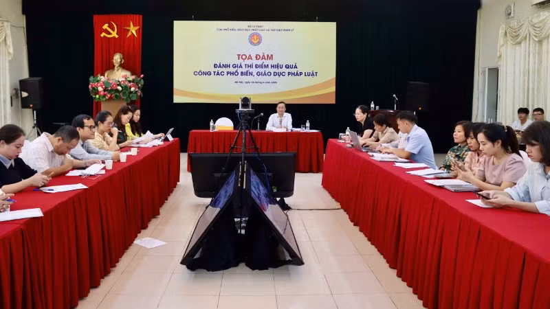 Toàn cảnh tọa đàm đánh giá thí điểm hiệu quả công tác phổ biến, giáo dục pháp luật.