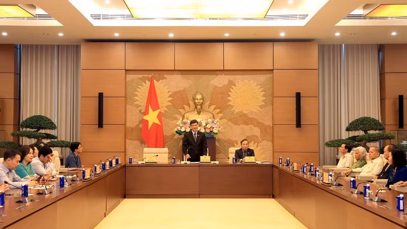 Phó Chủ tịch Quốc hội Vũ Hồng Thanh chủ trì cuộc gặp mặt.