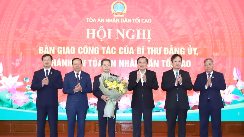 Đồng chí Phan Đình Trạc tặng hoa chúc mừng Chánh án Tòa án nhân dân tối cao Nguyễn Văn Quảng.