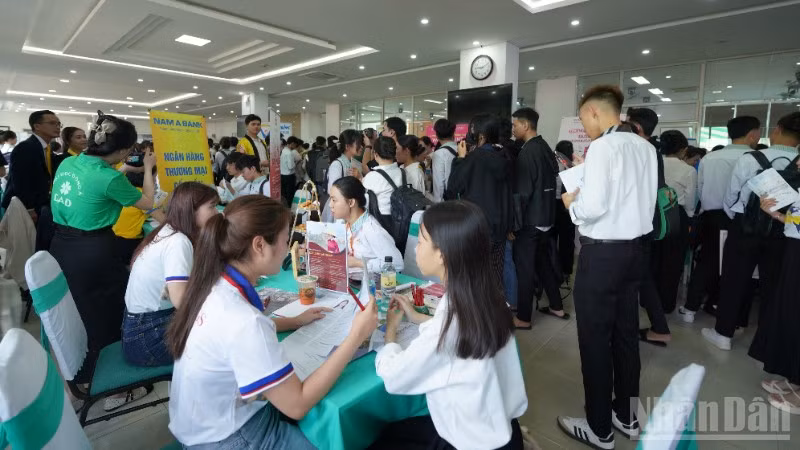 Ngày hội việc làm thu hút rất đông sinh viên, người lao động Đà Nẵng tham gia phỏng vấn. (Ảnh: ANH ĐÀO)