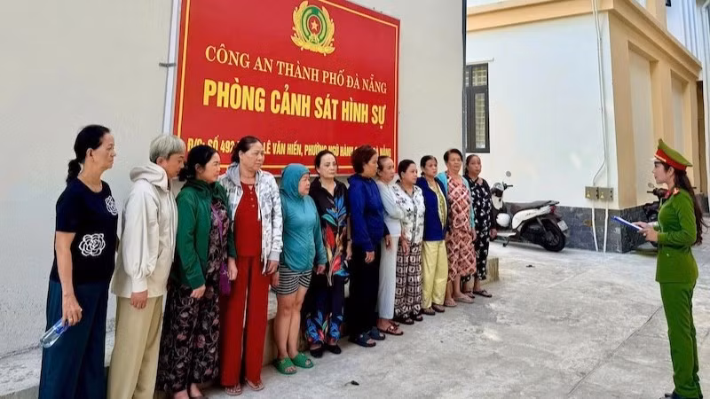 Nhóm đối tượng tại cơ quan công an. (Ảnh: Công an cung cấp)