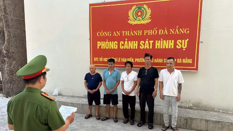 Các đối tượng tại cơ quan điều tra. (Ảnh: Công an cung cấp)