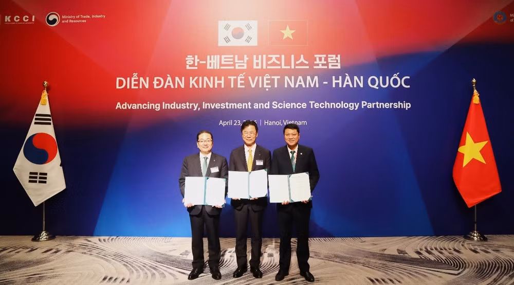Đại diện Lãnh đạo BIDV, Hana Bank và KIND ký kết thỏa thuận hợp tác.