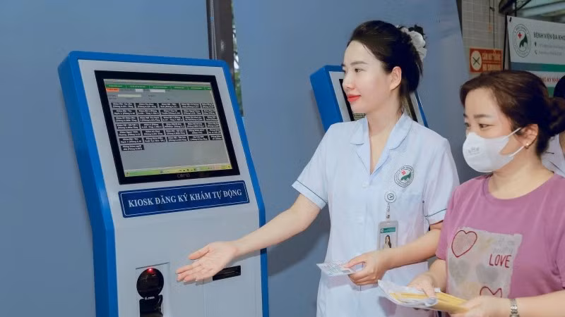 Người dân đăng ký khám tự động tại các kiosk thông minh.