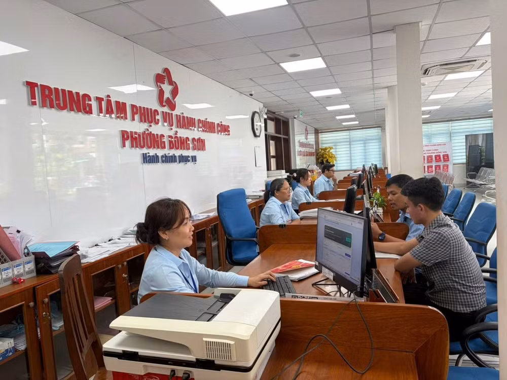 Dù triển khai dịch vụ công trực tuyến, người dân vẫn phải mất nhiều lượt đi lại trực tiếp mới hoàn tất khâu nộp hồ sơ. 