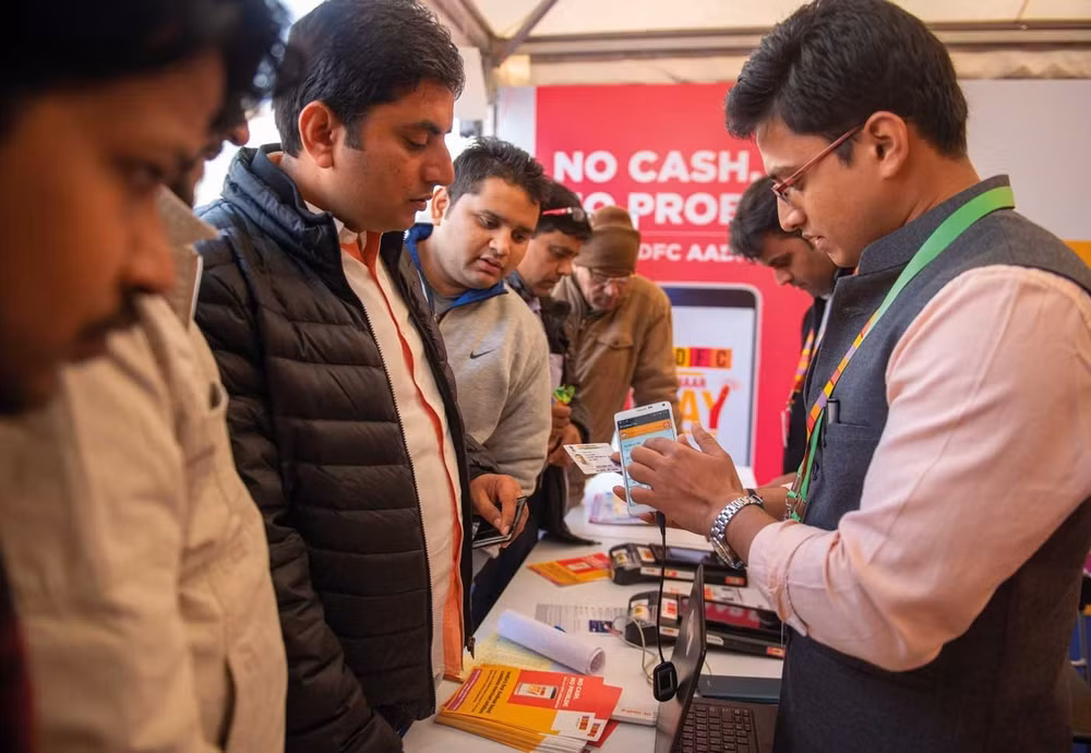 Người dân Ấn Độ liên kết số Aadhaar của mình với tài khoản ngân hàng để phục vụ thanh toán trực tuyến. 