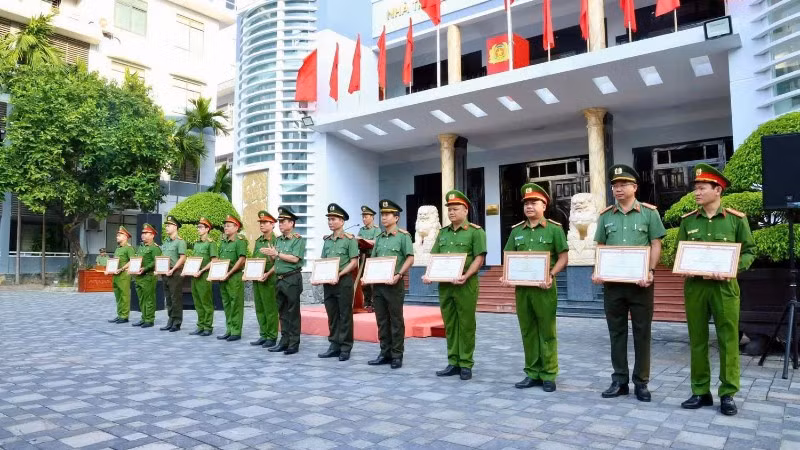 Các tập thể, cá nhân thuộc Công an Đà Nẵng đón nhận Bằng khen của Bộ Công an vì thành tích xuất sắc trong thực hiện "Chiến dịch Quang Trung".