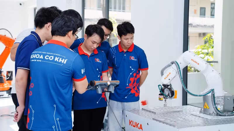 Sinh viên Đà Nẵng trải nghiệm tại Trung tâm Đào tạo, Nghiên cứu và Phát triển Ứng dụng Robot Công nghiệp và Trí tuệ nhân tạo.