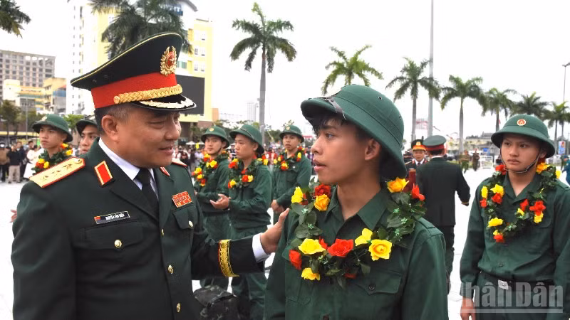 Thượng tướng Nguyễn Văn Hiền, Thứ trưởng Quốc phòng động viên các tân binh trước giờ lên đường nhập ngũ. (Ảnh: ANH ĐÀO)