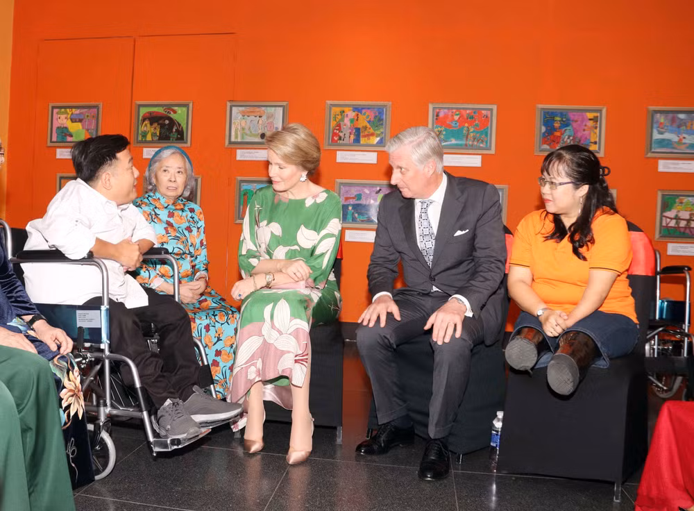a-2jpg-nha-vua-bi-philippe-va-hoang-hau-tham-hoi-nan-nhan-chat-doc-da-cam-tai-tp-ho-chi-minh-thang-42025-1.jpg