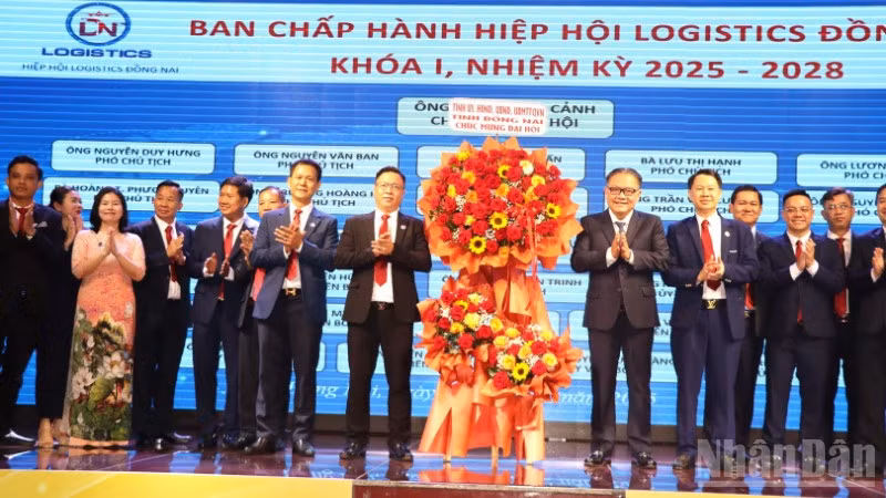 Phó Chủ tịch Thường trực Ủy ban nhân dân tỉnh Đồng Nai Nguyễn Kim Long tặng hoa chúc mừng Ban Chấp hành Hiệp hội logistics Đồng Nai lần thứ I.