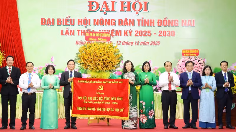 Lãnh đạo tỉnh Đồng Nai trao bức trướng của Ban Chấp hành Đảng bộ tỉnh tặng Đại hội đại biểu Hội Nông dân tỉnh lần thứ I, nhiệm kỳ 2025-2030.