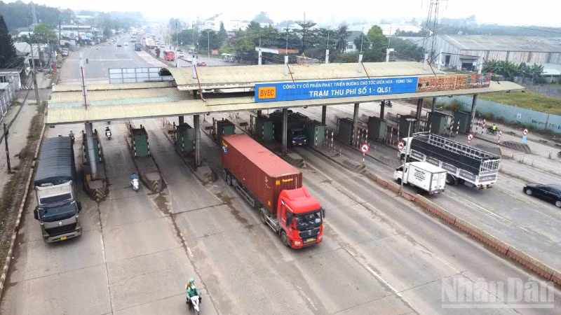 Trạm thu phí T1 trên Quốc lộ 51 đã ngưng thu phí từ năm 2023, nhưng đến nay vẫn chưa được tháo dỡ.