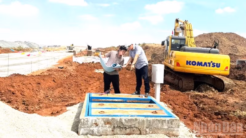 Kỹ sư, nhân viên Công ty cổ phần Cấp nước Đồng Nai kiểm tra hạng mục cuối cùng đồng hồ tổng để cấp nước cho sân bay quốc tế Long Thành trong ngày 18/12.