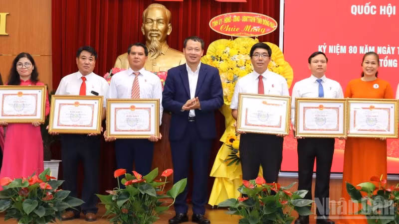 Đồng chí Vũ Hồng Văn, Bí thư Tỉnh ủy, Trưởng Đoàn đại biểu Quốc hội tỉnh Đồng Nai trao khen thưởng cho đại diện các tập thể có thành tích xuất sắc.