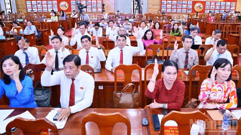 Các đại biểu Hội đồng nhân dân tỉnh Đồng Nai biểu quyết thông qua nghị quyết tại kỳ họp.