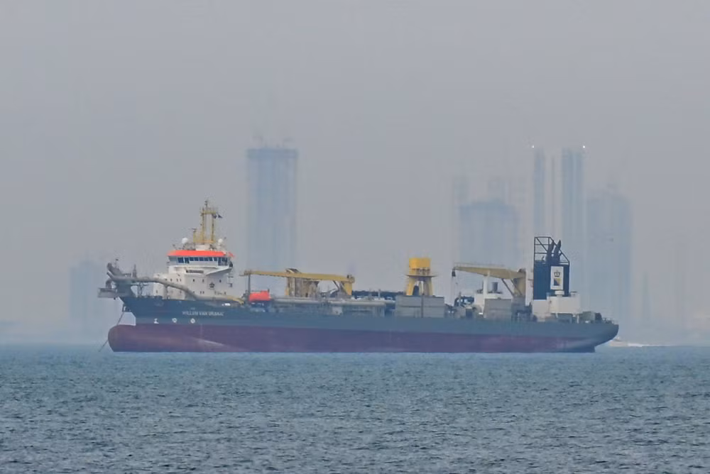 Tàu thương mại thả neo ngoài khơi Dubai, Các Tiểu vương quốc Arab thống nhất, do gián đoạn hoạt động vận tải ở eo biển Hormuz, ngày 2/3/2026. (Ảnh: AA/TTXVN)