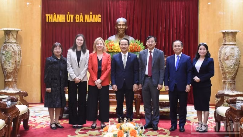 Các đại biểu chụp ảnh lưu niệm tại buổi tiếp.