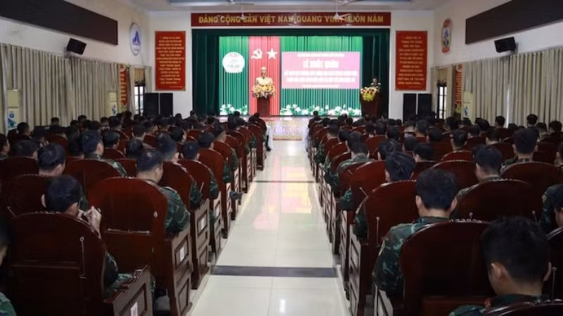 Bộ chỉ huy quân sự thành phố Đà Nẵng xuất quân hỗ trợ nhân dân tỉnh Đắk Lắk khắc phục hậu quả mưa lũ, xây dựng lại nhà cửa. 