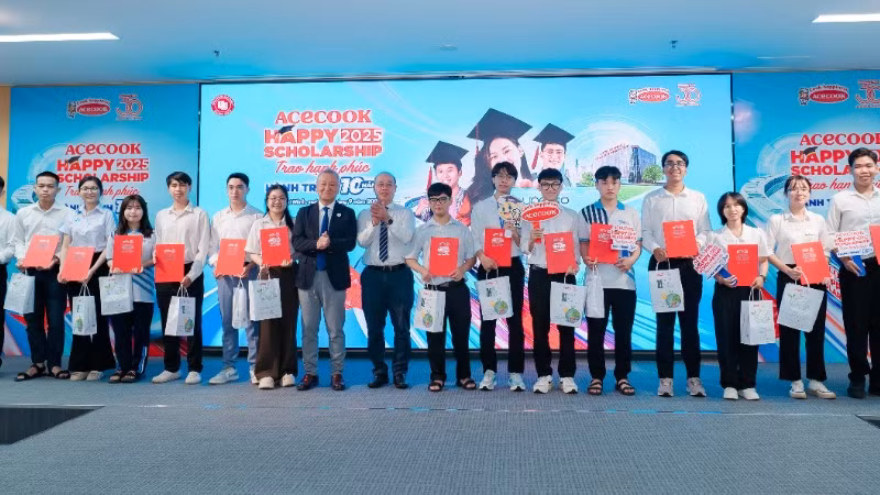 Ông Kaneda Hiroki - Tổng Giám đốc Acecook Việt Nam trao học bổng cho sinh viên.