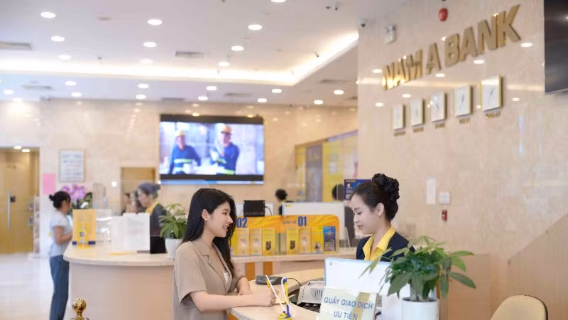 Khách hàng giao dịch tại Nam A Bank.