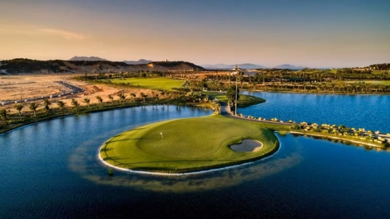 KN Golf Links được thiết kế 27 lỗ, với 18 lỗ theo phong cách sân links (liền kề bờ biển).
