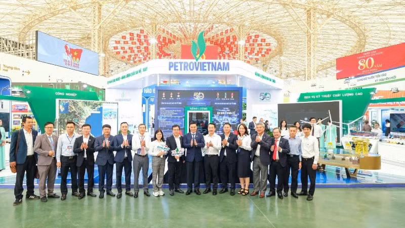 Lãnh đạo Tập đoàn và các đơn vị thành viên tại gian triển lãm.