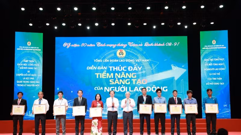Đại diện Tập đoàn TH (thứ 5 từ phải sang) nhận bằng khen tại Diễn đàn “Thúc đẩy tiềm năng sáng tạo của người lao động” trong khuôn khổ chương trình “Ngày hội lao động sáng tạo toàn quốc năm 2025”.