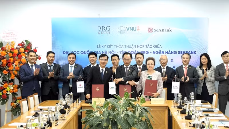 Đại diện Tập đoàn BRG, Ngân hàng SeABank và Đại học Quốc gia Hà Nội ký kết thỏa thuận hợp tác