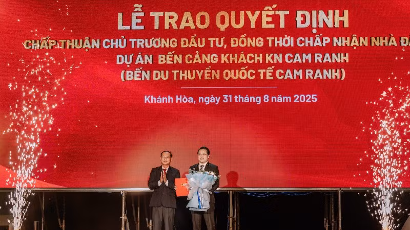 Ông Nguyễn Tuấn Anh – Phó Tổng Giám đốc KN Cam Ranh nhận quyết định chấp thuận chủ trương đầu tư Bến du thuyền quốc tế Cam Ranh.