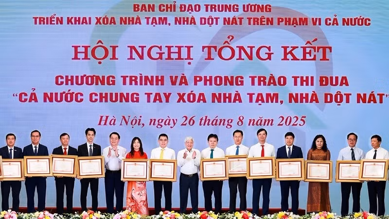 Ông Đàm Thế Thái, Phó Tổng giám đốc HDBank (đứng thứ 2 từ trái qua), đại diện Ngân hàng nhận bằng khen của Thủ tướng Chính phủ.