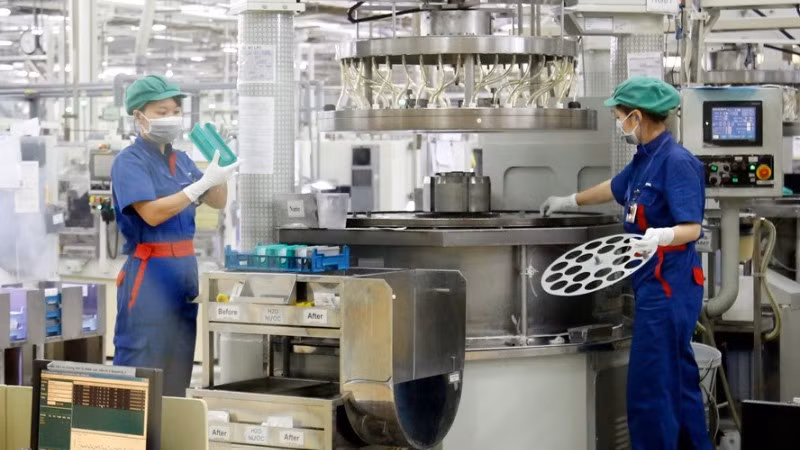 Lao động tại Công ty TNHH Hoya Glass Disk Việt Nam, Khu công nghiệp Thăng Long, Hà Nội. (Ảnh nhandan.vn)