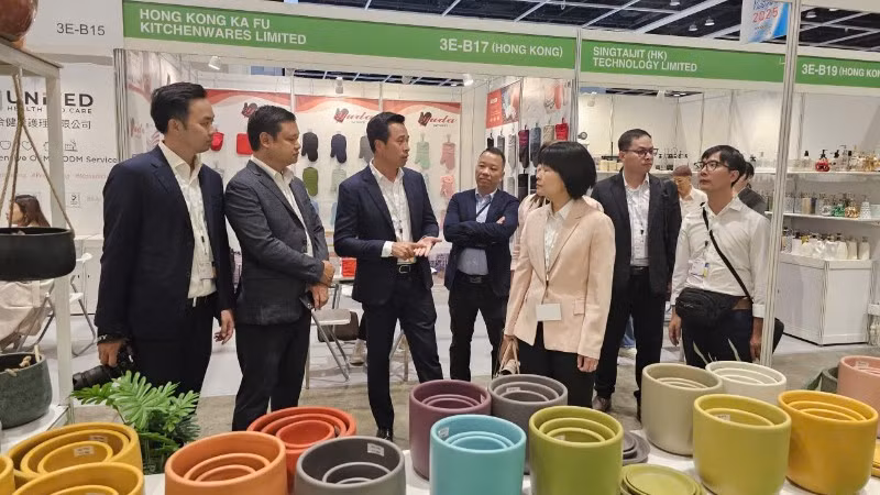 Đoàn Sở Công thương Hà Nội và đại diện Thương vụ Việt Nam tại Hồng Kông (Trung Quốc) làm việc với doanh nghiệp tham gia hội chợ.