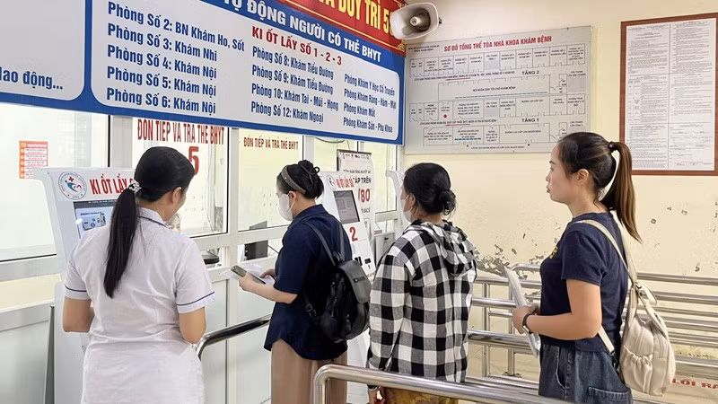 Người dân tham gia bảo hiểm y tế đăng ký khám, chữa bệnh tại Bệnh viện đa khoa Chương Mỹ (Sở Y tế Hà Nội). (Ảnh: VĂN LẬP)