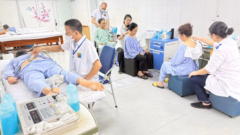 Người bệnh trên địa bàn Hà Nội điều trị bằng phương pháp y học cổ truyền tại Khoa Phục hồi chức năng và Y học cổ truyền, Bệnh viện đa khoa Hòe Nhai. (Ảnh: VÂN VÂN)