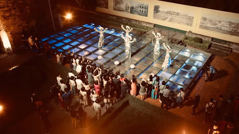 Du khách trải nghiệm tour đêm “Giải mã Hoàng thành Thăng Long”. (Ảnh: Trung tâm Bảo tồn Di sản Thăng Long Hà Nội)