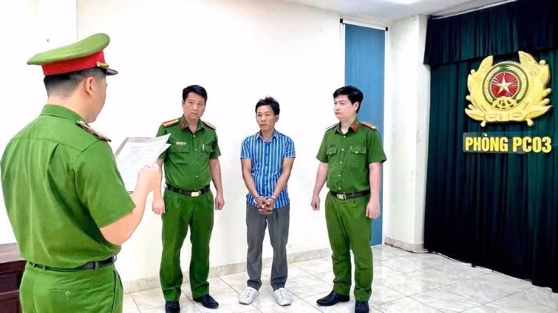 Lực lượng Cơ quan Cảnh sát điều tra Công an tỉnh Đồng Nai thi hành quyết định khởi tố, bắt tạm giam Hồ Văn Kha.