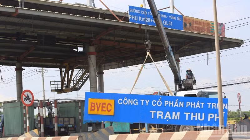 Trạm thu phí T2 trên Quốc lộ 51 được tiến hành tháo dỡ từ sáng 18/4.
