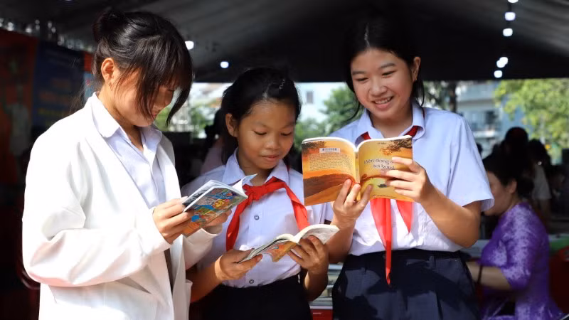 Học sinh đọc sách tại gian trưng bày Thư viện tỉnh Đồng Nai.