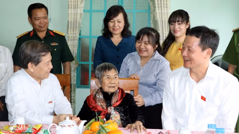 Đồng chí Lê Minh Trí, Ủy viên Bộ Chính trị, Bí thư Trung ương Đảng, Trưởng ban Nội chính Trung ương cùng lãnh đạo tỉnh Đồng Nai thăm Mẹ Việt Nam Anh hùng Hồ Thị Vàng.