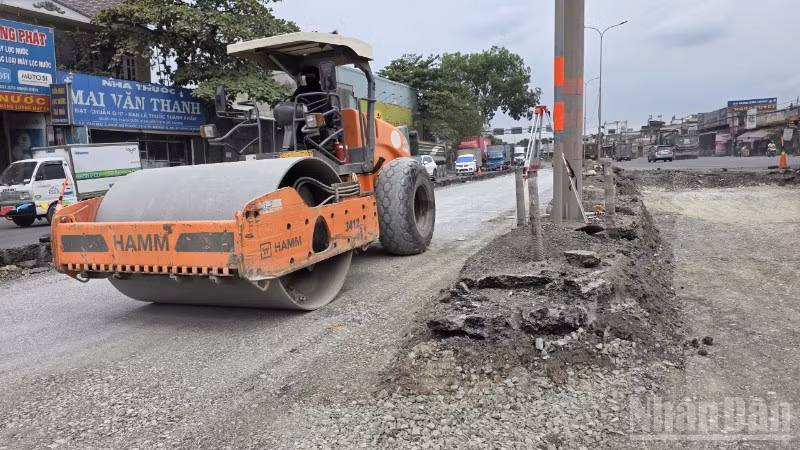 Đơn vị thi công tiến hành sửa chữa Quốc lộ 51.