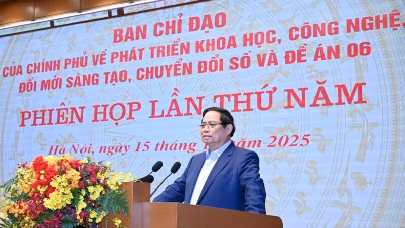 Thủ tướng Chính phủ Phạm Minh Chính phát biểu ý kiến chỉ đạo tại Phiên họp lần thứ năm Ban Chỉ đạo của Chính phủ về phát triển khoa học công nghệ, đổi mới sáng tạo, chuyển đổi số và Đề án 06. (Ảnh: TRẦN HẢI)