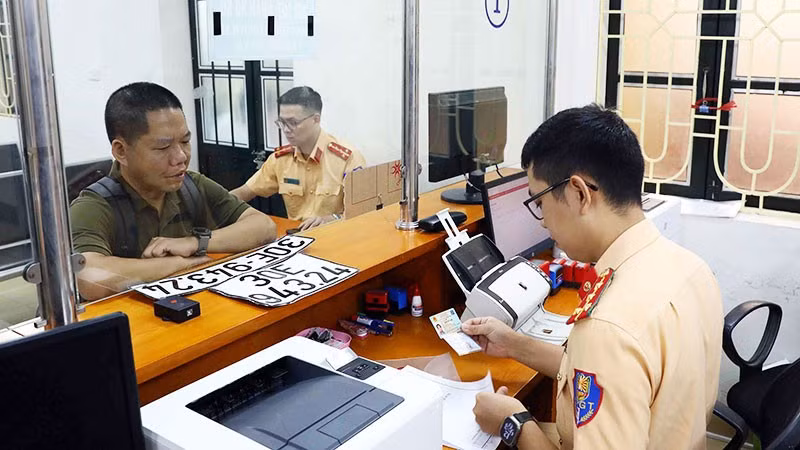 Bộ Tài chính chính thức áp dụng mức thu mới đối với lệ phí đăng ký, cấp biển số phương tiện giao thông cơ giới đường bộ từ 1/7/2025. (Ảnh: BÁO NHÂN DÂN)