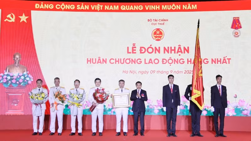 Bộ trưởng Tài chính Nguyễn Văn Thắng đã trao Huân chương Lao động hạng Nhất cho tập thể Cục Thuế.