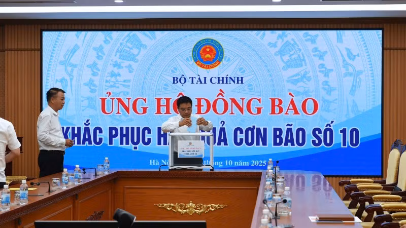 Bộ trưởng Tài chính Nguyễn Văn Thắng ủng hộ đồng bào bị thiệt hại.