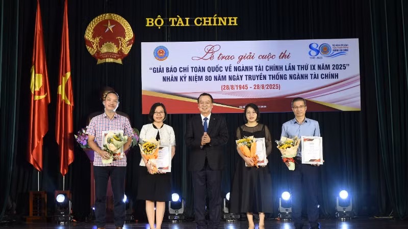 Báo Nhân Dân vinh dự được nhận giải A Giải báo chí toàn quốc về ngành Tài chính lần thứ IX năm 2025 cho tác phẩm: “Nâng hạng thị trường chứng khoán Việt Nam: Từ cam kết đến thực thi”. (Ảnh: HOÀI PHƯƠNG)