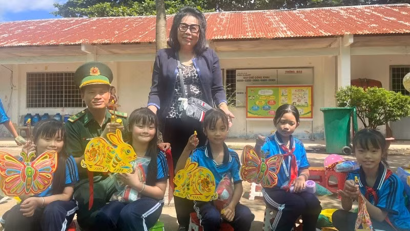 Anh hùng Lao động Dương Tú Trinh, đảng viên 30 năm tuổi Đảng (Đảng bộ phường Diên Hồng) tặng quà Trung thu cho các em thiếu nhi tỉnh Tây Ninh.