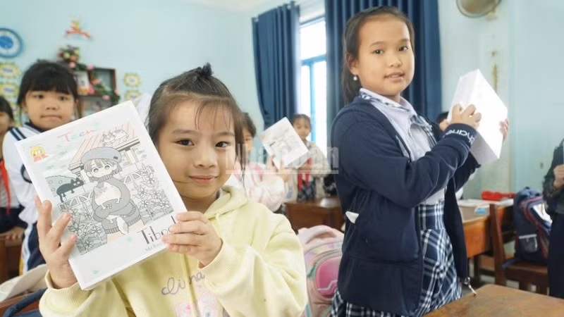 Học sinh tiểu học của phường Quy Nhơn Đông vui mừng đón nhận vở mới.