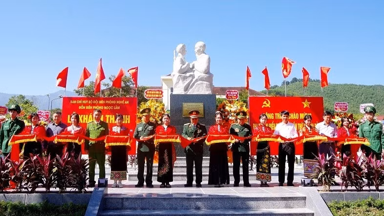 Các đại biểu cắt băng khánh thành thành tượng đài “Bác Hồ với chiến sĩ Biên phòng”.